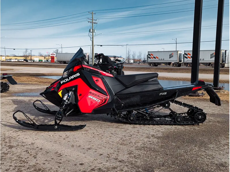 Polaris 850 Switchback Assault 146 // Indy Red/Gloss Black 2026