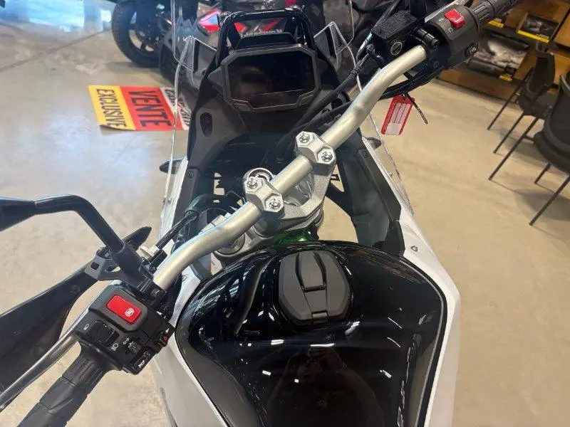 2026 Kawasaki KLE500 SE thumbnail 4