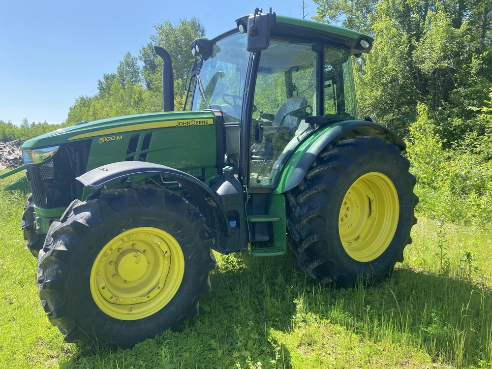 2022 John Deere 5100m alt