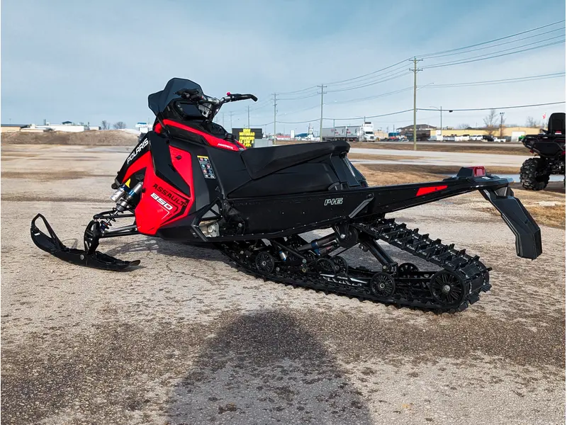 Polaris 850 Switchback Assault 146 // Indy Red/Gloss Black 2026