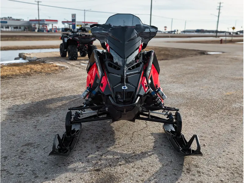 Polaris 850 Switchback Assault 146 // Indy Red/Gloss Black 2026