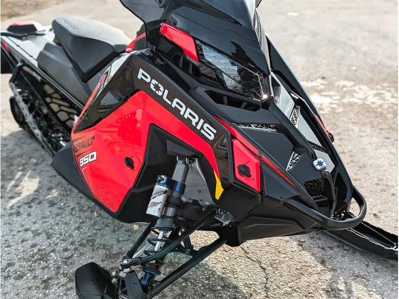 Polaris 850 Switchback Assault 146 // Indy Red/Gloss Black 2026