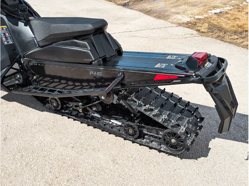 Polaris 850 Switchback Assault 146 // Gloss Black/Blue Dusk 2026