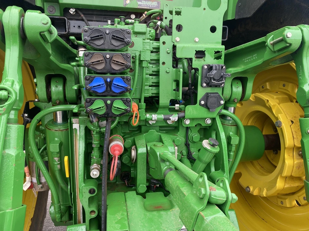 2023 John Deere 7r 210 alt