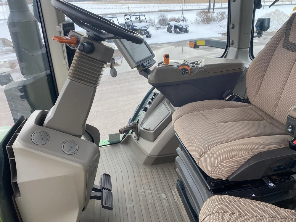 2023 John Deere 7r 210 alt