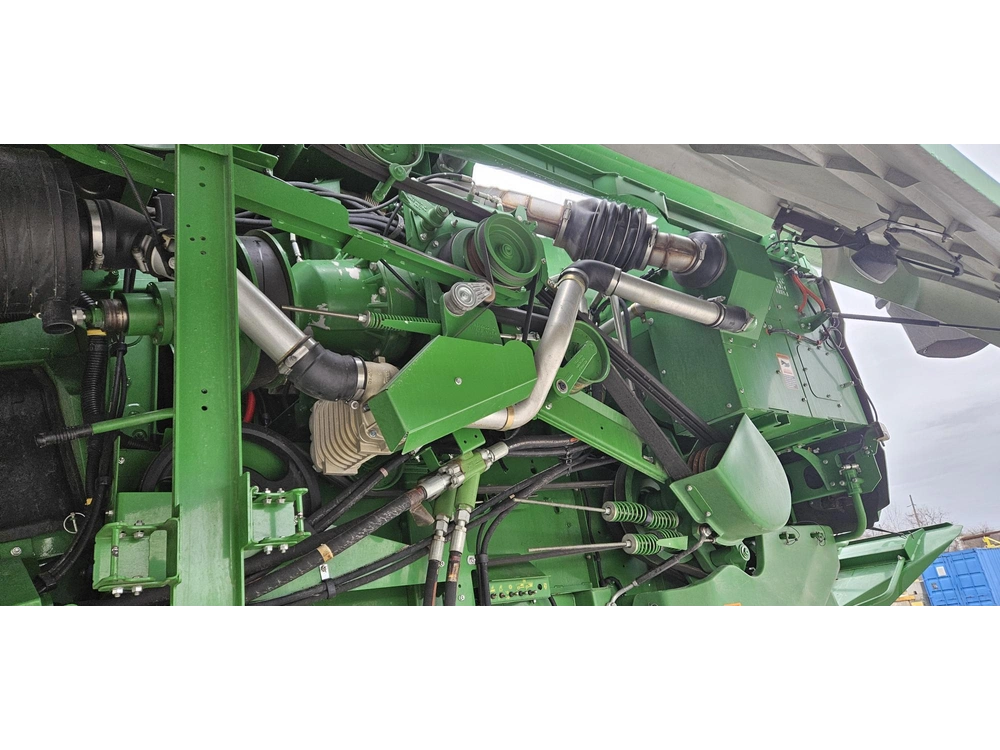 2015 John Deere S670 alt