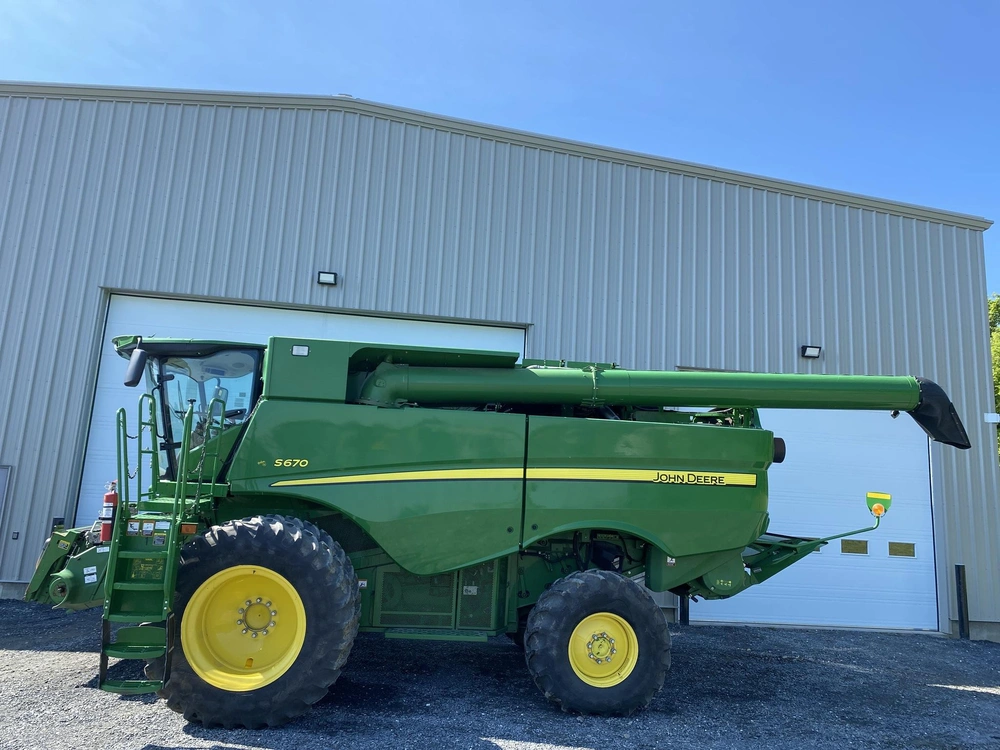 2015 John Deere S670 alt