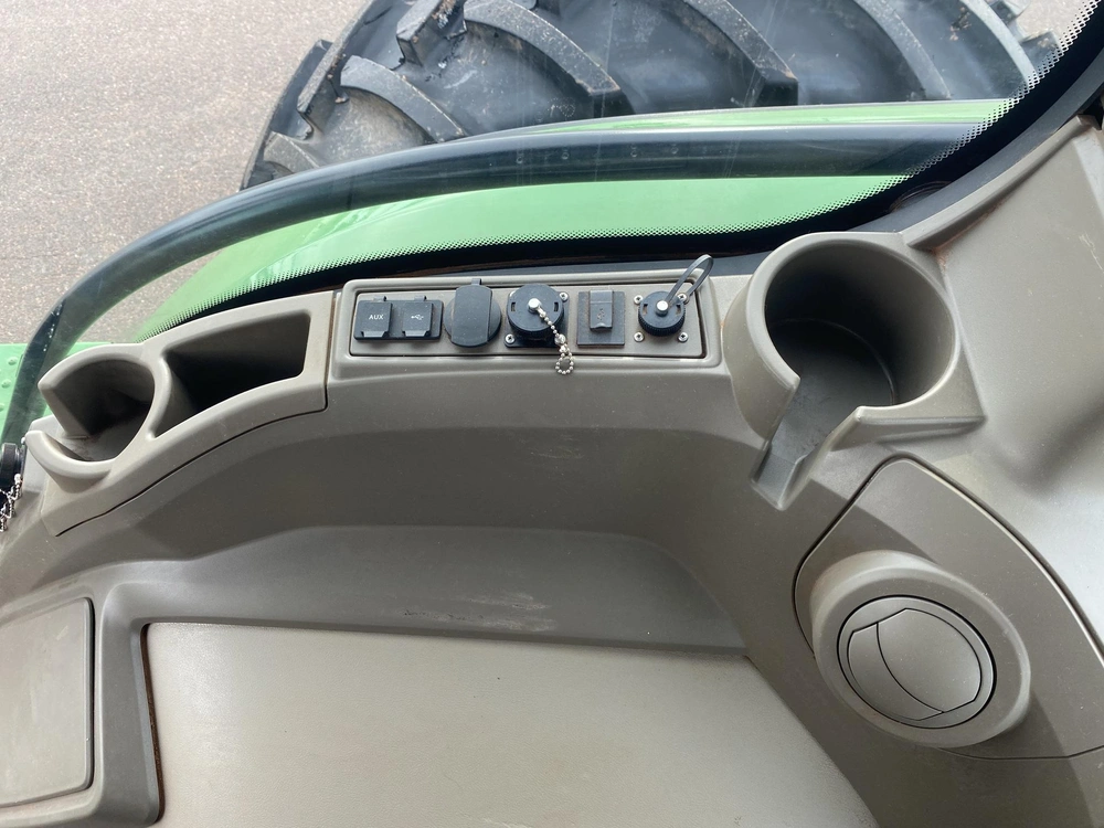 2023 John Deere 7r 210 alt