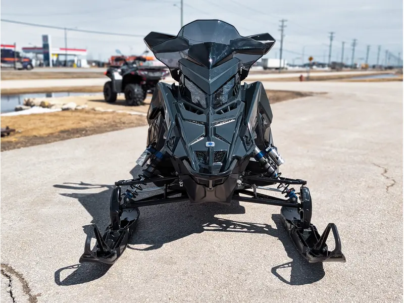 Polaris 850 Switchback Assault 146 // Gloss Black/Blue Dusk 2026