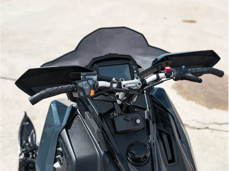 Polaris 850 Switchback Assault 146 // Gloss Black/Blue Dusk 2026