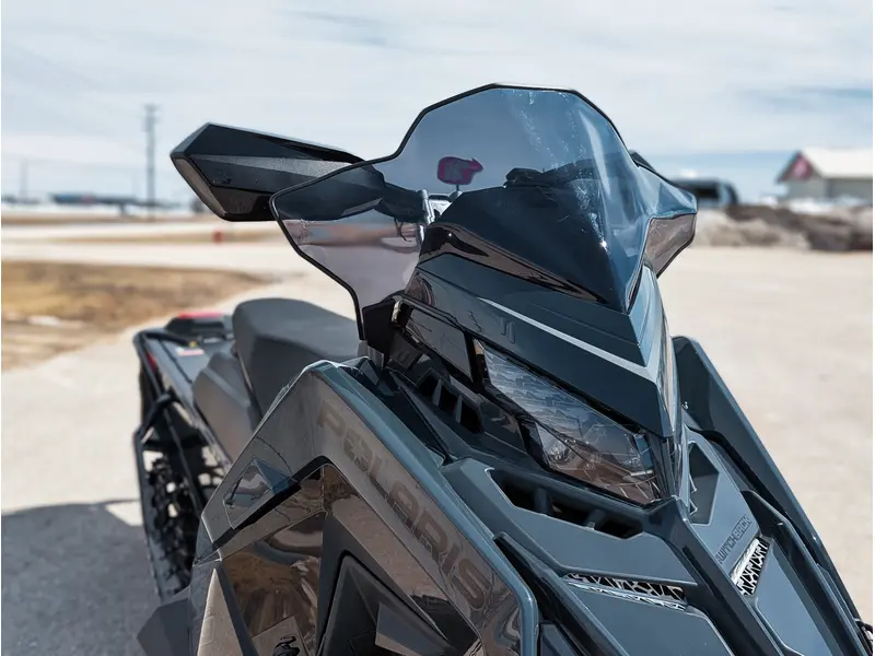 Polaris 850 Switchback Assault 146 // Gloss Black/Blue Dusk 2026