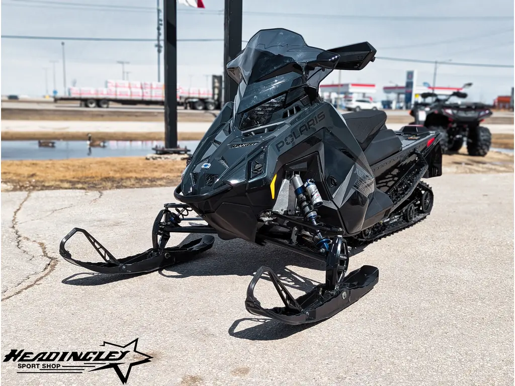 2026 Polaris 850 Switchback Assault 146 // Gloss Black/Blue Dusk