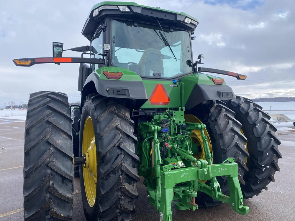 2023 John Deere 7r 210 alt