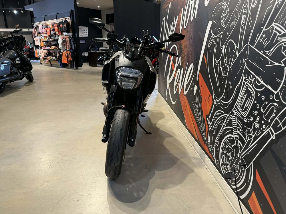 Ducati Diavel 2015 alt