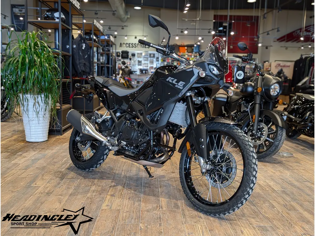 2026 Kawasaki KLE500 // Metallic Carbon Gray/Ebony 