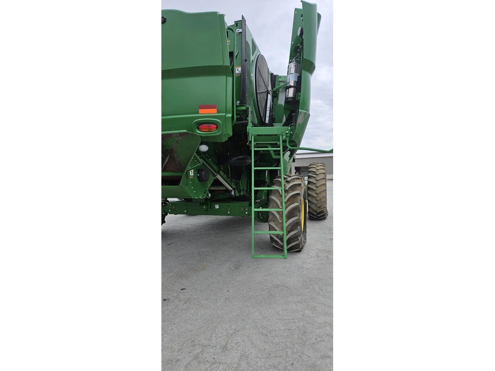 2015 John Deere S670 alt