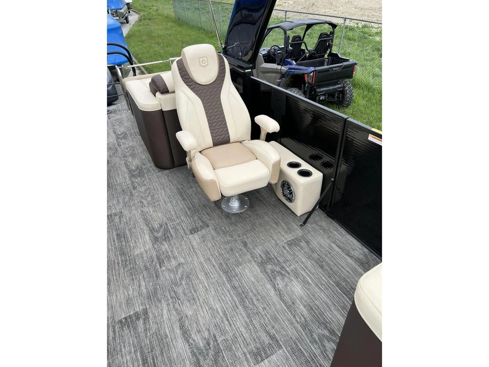 2022 Godfrey Marine Mc235rl alt