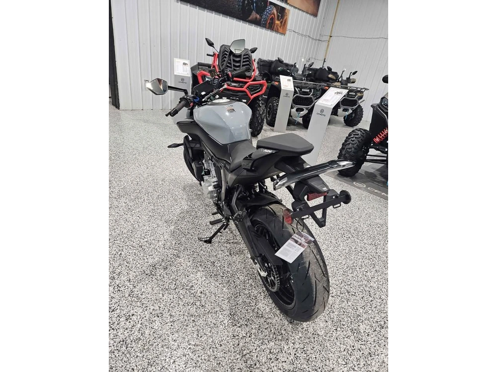 2026 Cfmoto 675nk alt