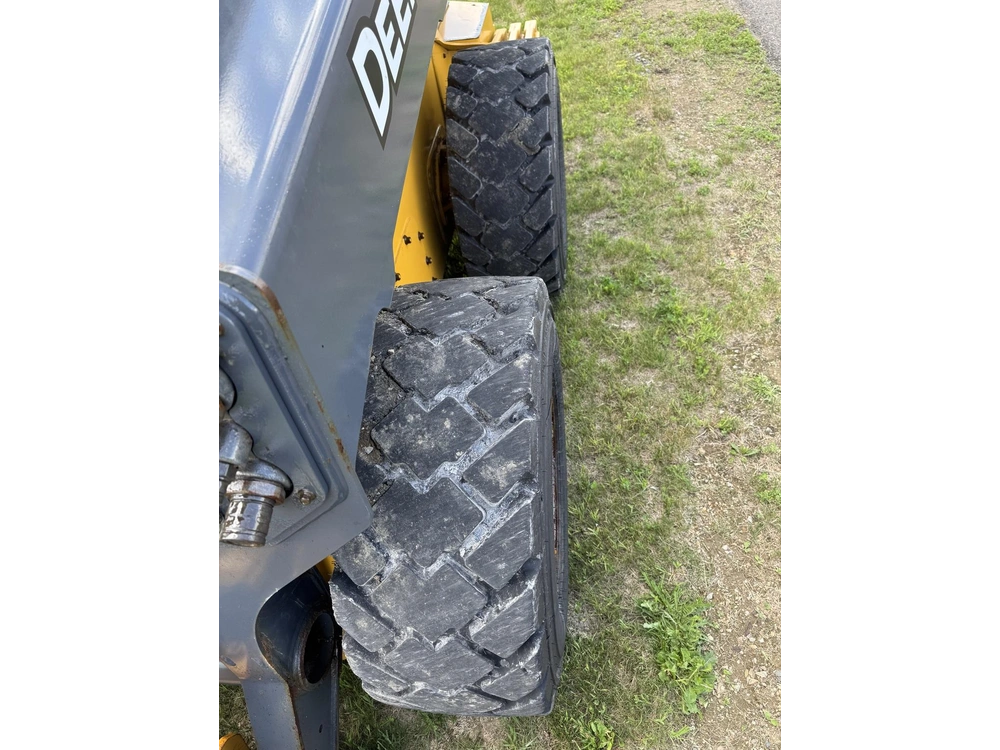 John Deere 332g 2023 alt