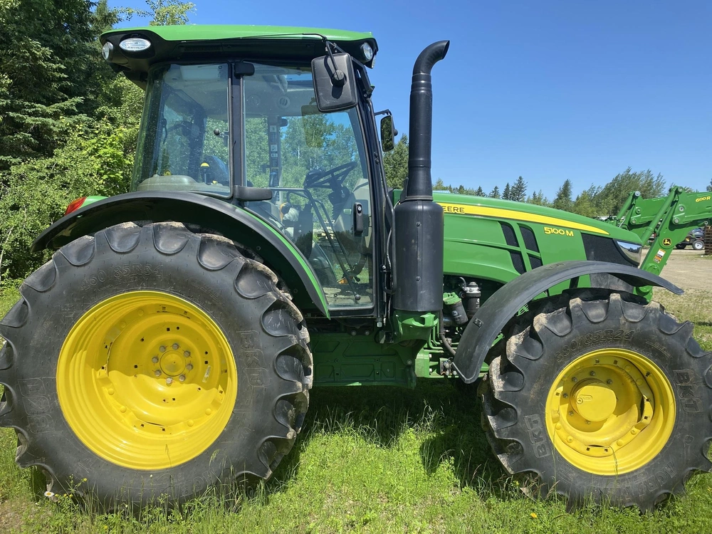 2022 John Deere 5100m alt