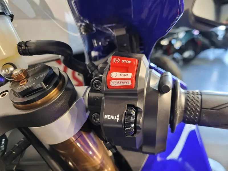 Yamaha YZF-R1 *À partir de 3.99%💳 2026