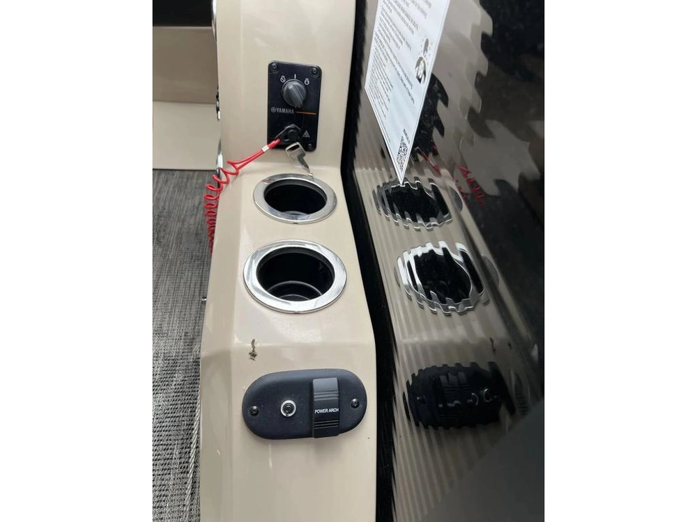 2022 Godfrey Marine Mc235rl alt