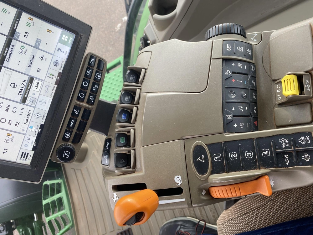 2023 John Deere 7r 210 alt