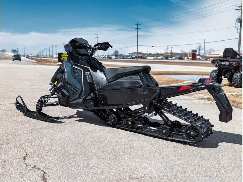 Polaris 850 Switchback Assault 146 // Gloss Black/Blue Dusk 2026