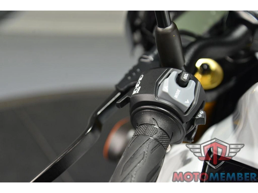 2023 Suzuki Gsx-s750z alt