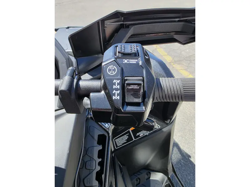 Can-Am OUTLANDER MAX 6X6 BACKCOUNTRY 1000R 2026