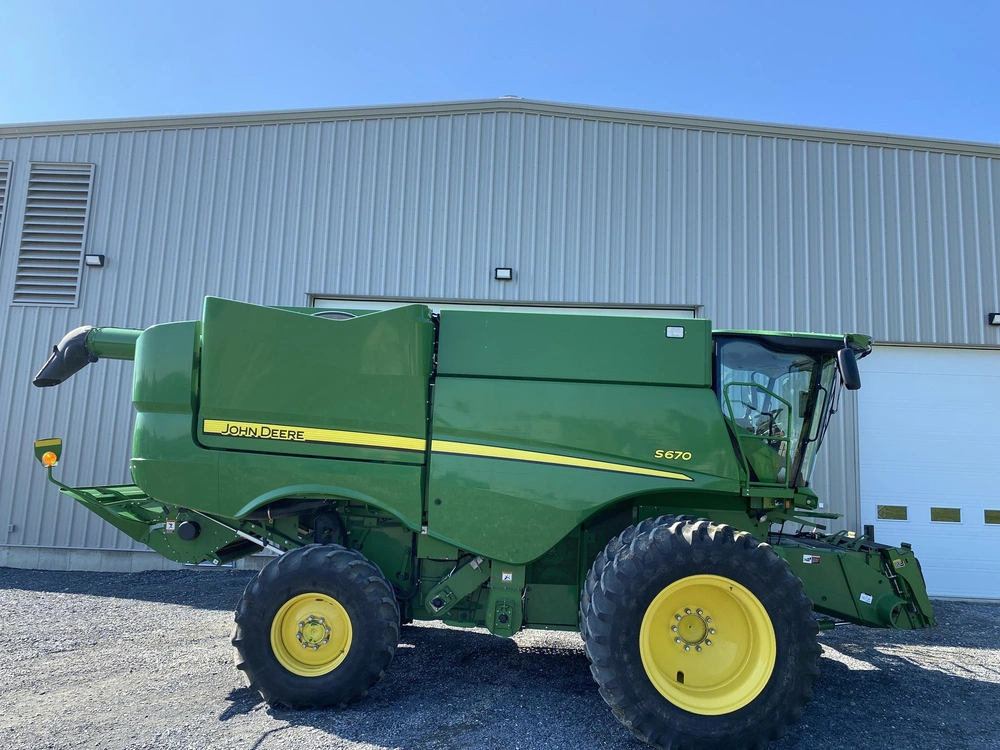 2015 John Deere S670 alt