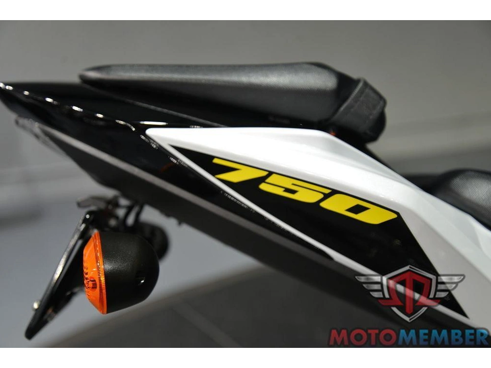 2023 Suzuki Gsx-s750z alt