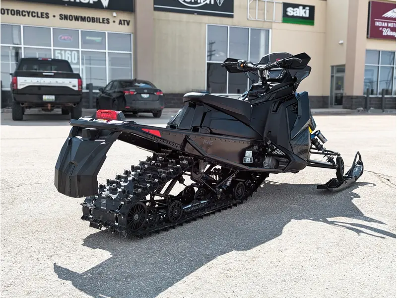 Polaris 850 Switchback Assault 146 // Gloss Black/Blue Dusk 2026