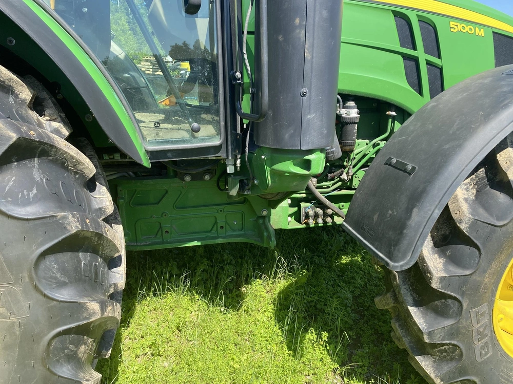 2022 John Deere 5100m alt