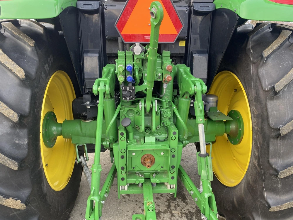 2022 John Deere 6120m alt