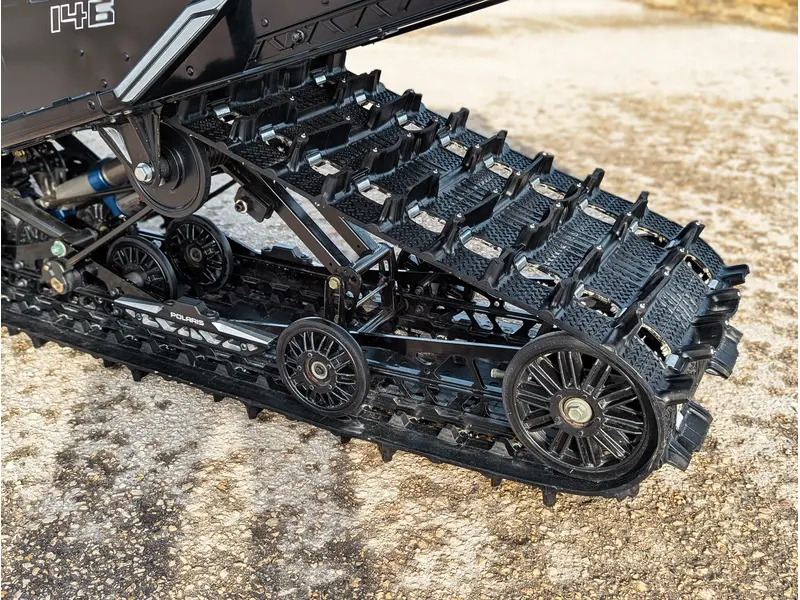 Polaris 850 Switchback Assault 146 // Indy Red/Gloss Black 2026