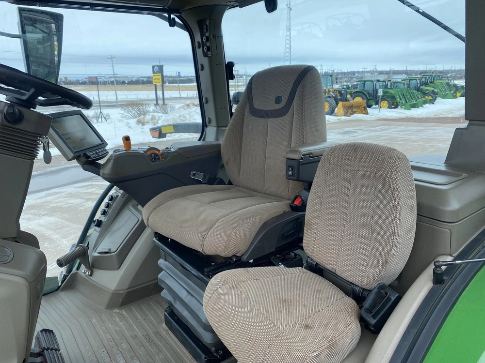 2023 John Deere 7r 210 alt
