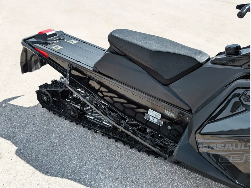 Polaris 850 Switchback Assault 146 // Gloss Black/Blue Dusk 2026