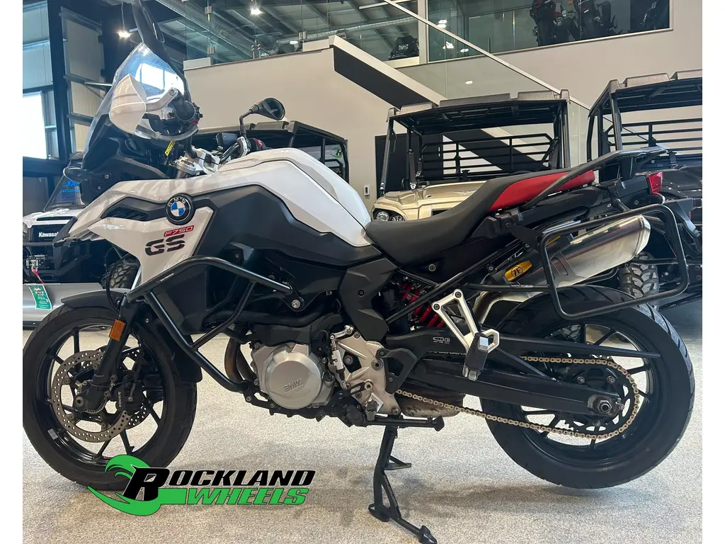 2022 BMW BMW F 750 GS with HEATED GRIPS, PANIER RACKS AND UPGRADED WINDSHIELD