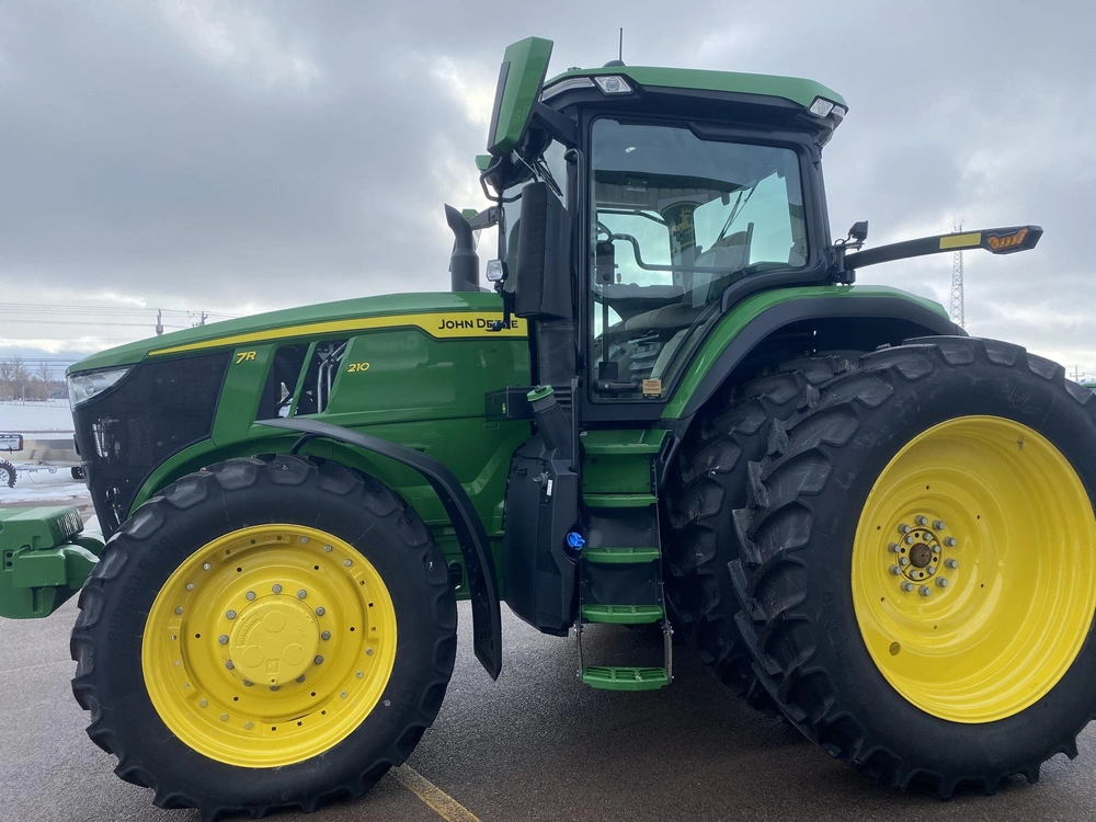 2023 John Deere 7r 210 alt