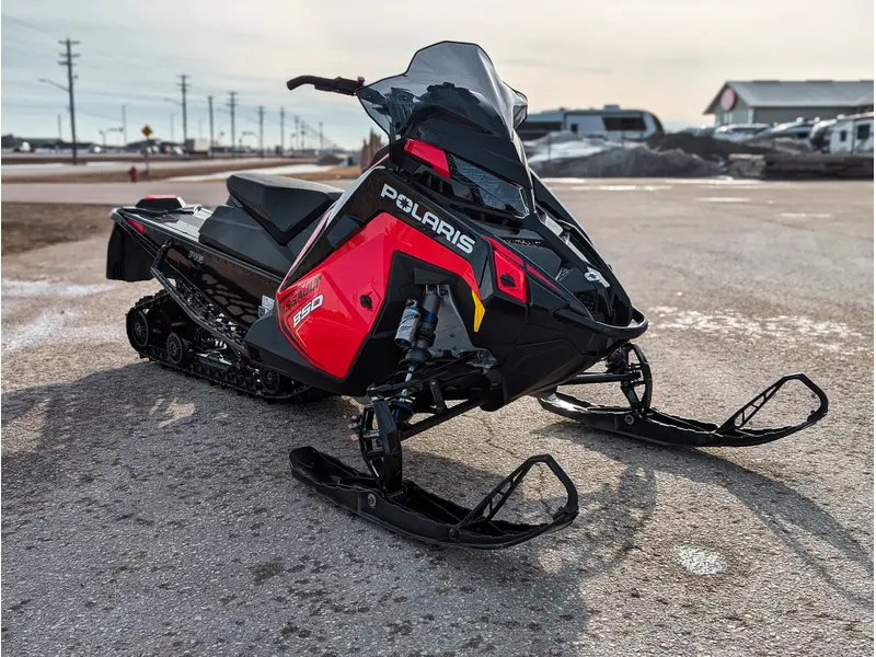 Polaris 850 Switchback Assault 146 // Indy Red/Gloss Black 2026