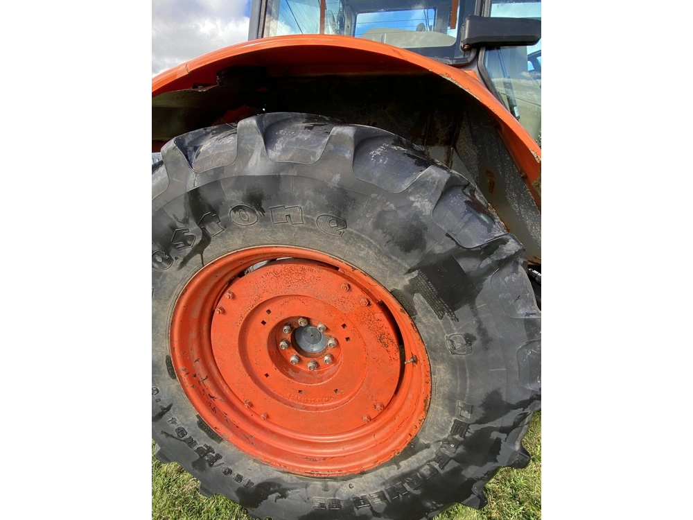 Kubota M110 2010