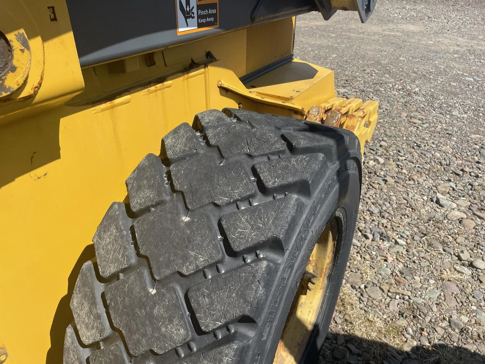 John Deere 332g 2023 alt
