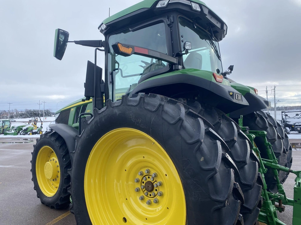 2023 John Deere 7r 210 alt