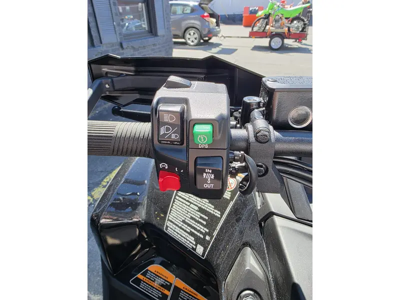 Can-Am OUTLANDER MAX 6X6 BACKCOUNTRY 1000R 2026