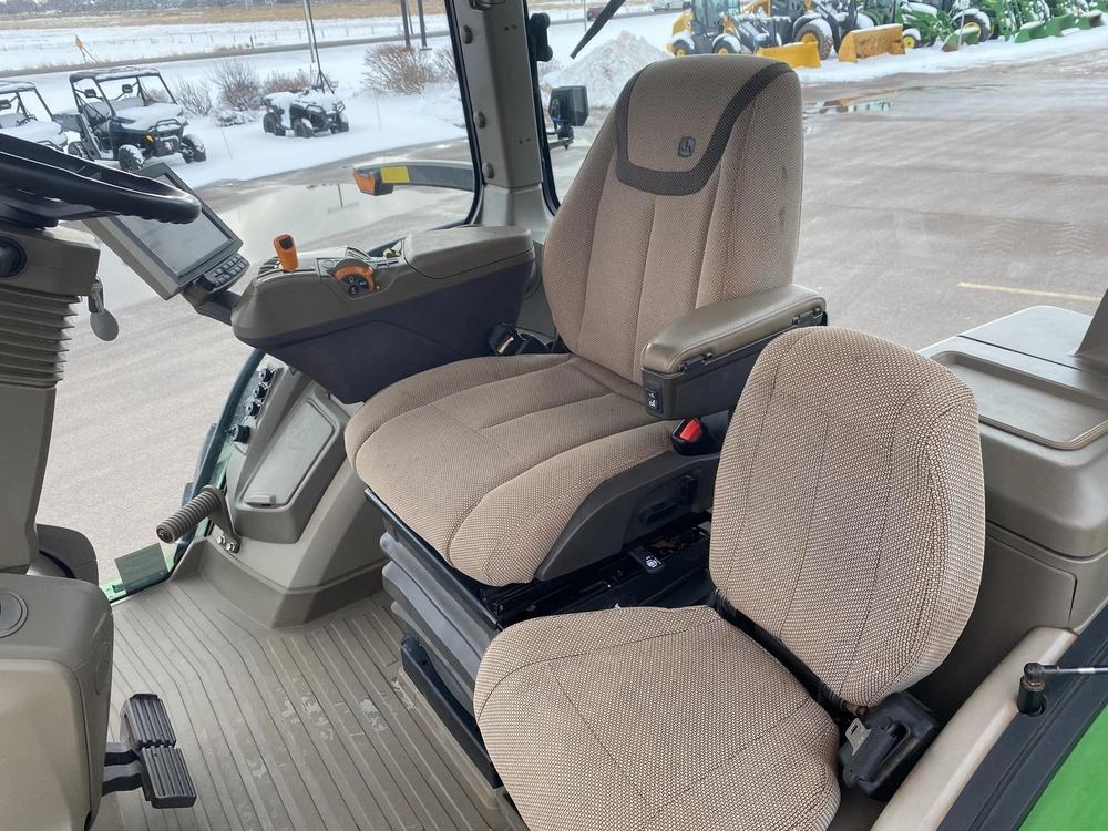 2023 John Deere 7r 210 alt