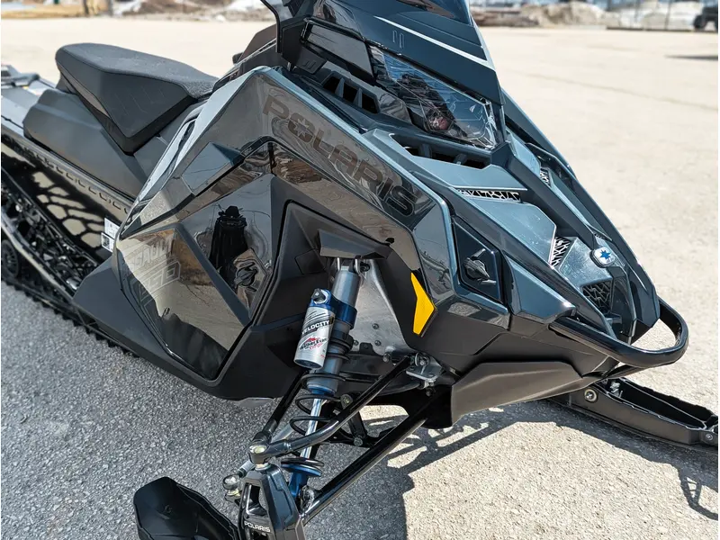 Polaris 850 Switchback Assault 146 // Gloss Black/Blue Dusk 2026