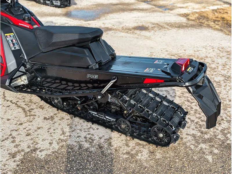 Polaris 850 Switchback Assault 146 // Indy Red/Gloss Black 2026