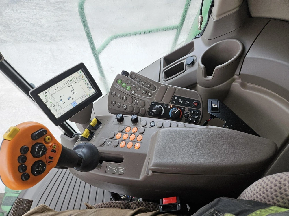 2015 John Deere S670 alt