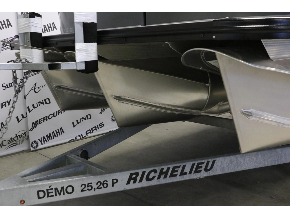 2026 Avalon Catalina 2585 Qls Windshield + Mercury 200 Hp alt